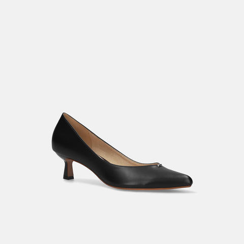 予約：2026SS：メタルパーツ Vカットパンプス（m45021）ブラック